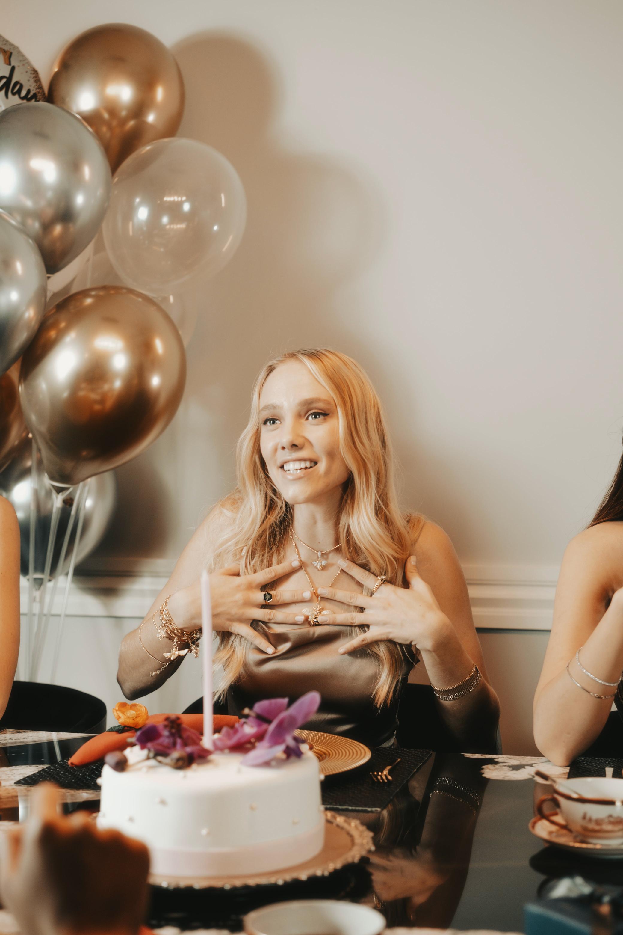 Najlepsze pomysły na glamourowe dekoracje stołu urodzinowego