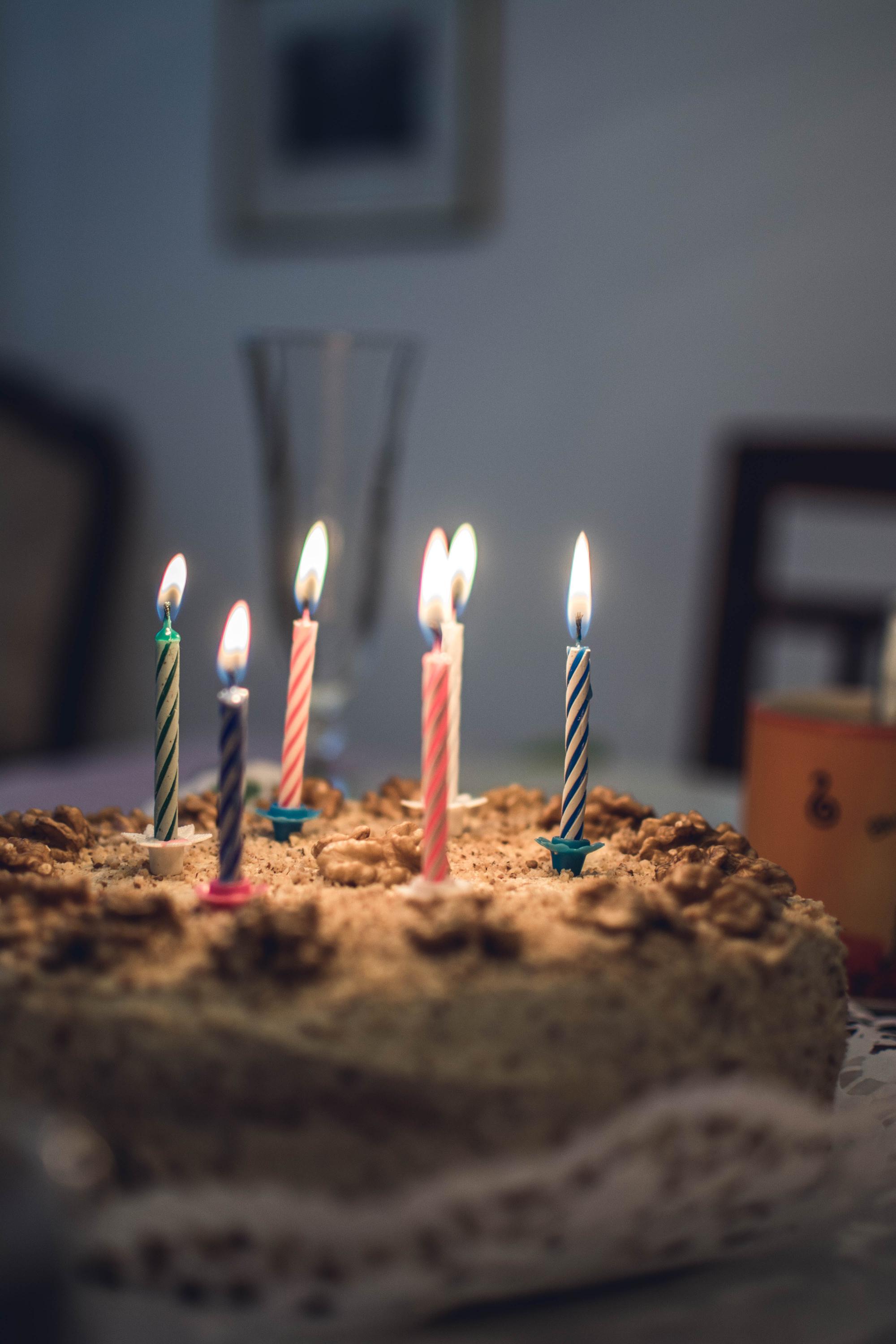 Dekoracje stołu urodzinowego – pomysły na słodki bufet