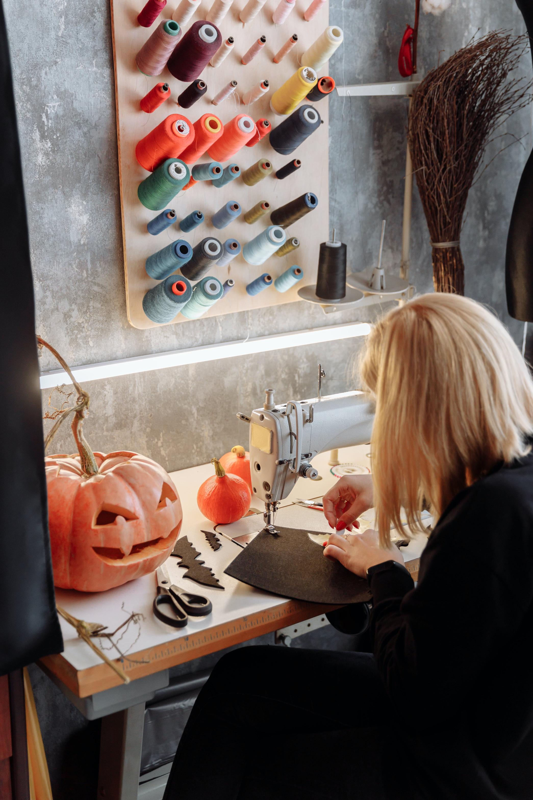 Klasyczne dekoracje halloween: dynie i nietoperze