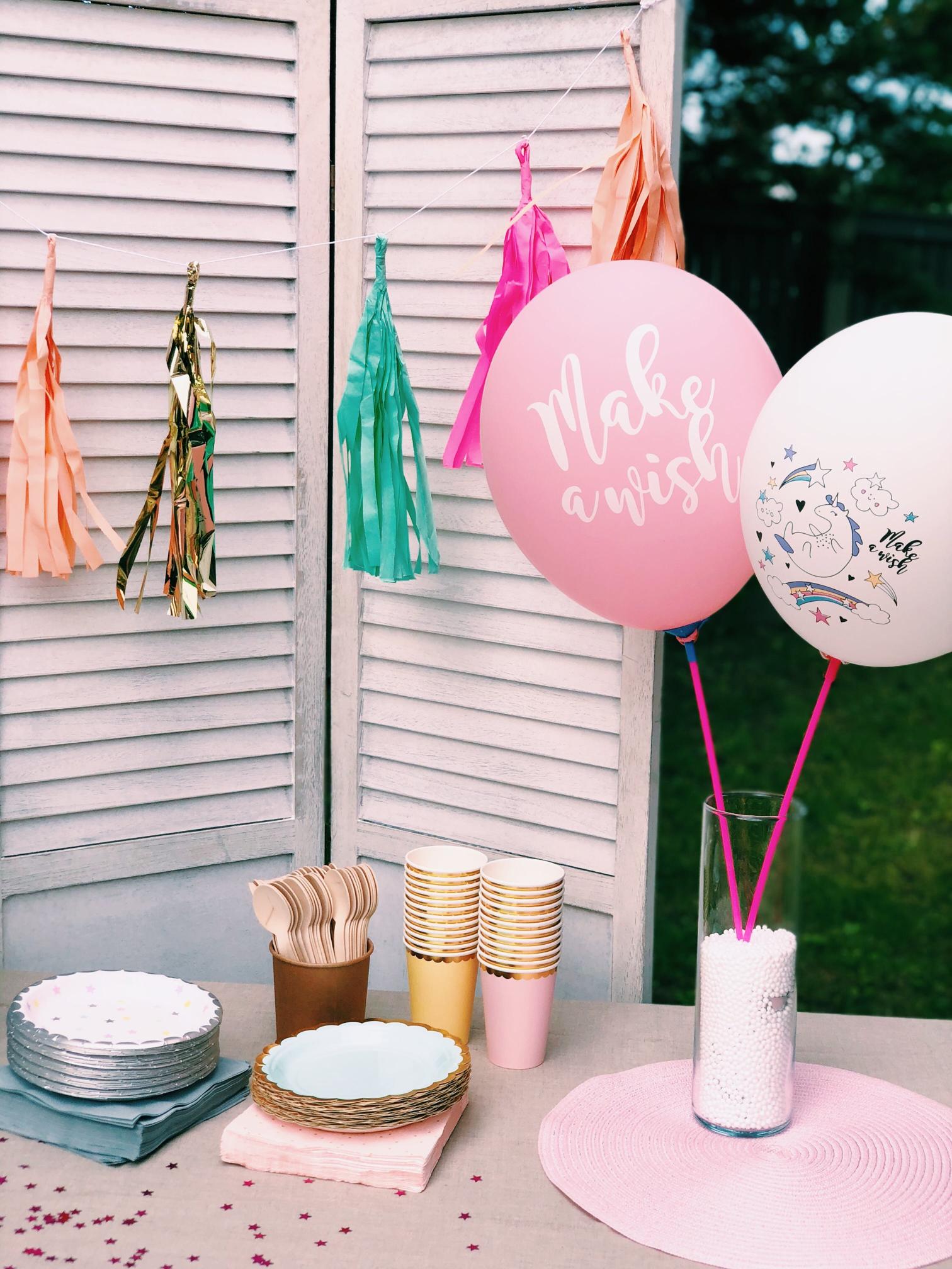 Kolorowe girlandy z balonów jako centralny punkt dekoracji urodzinowych