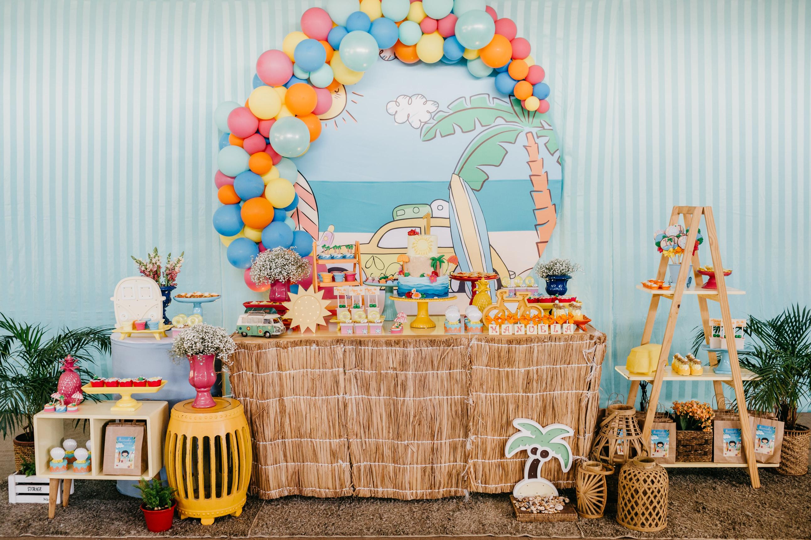 Kreatywne pomysły na dekoracje stołu na urodzinową imprezę w plenerze