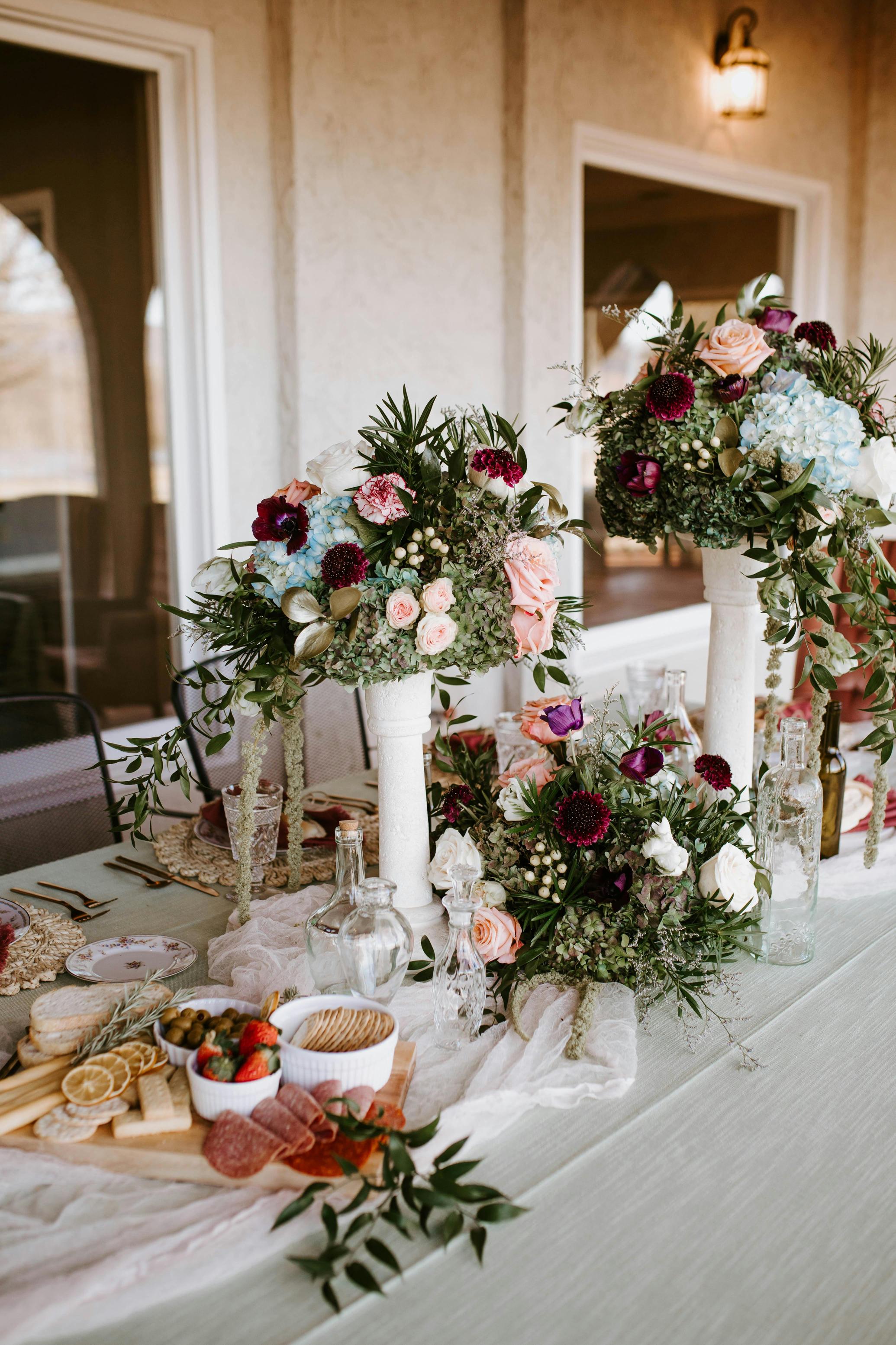 Dekoracje kwiatowe na weselnym stole – centrum uwagi