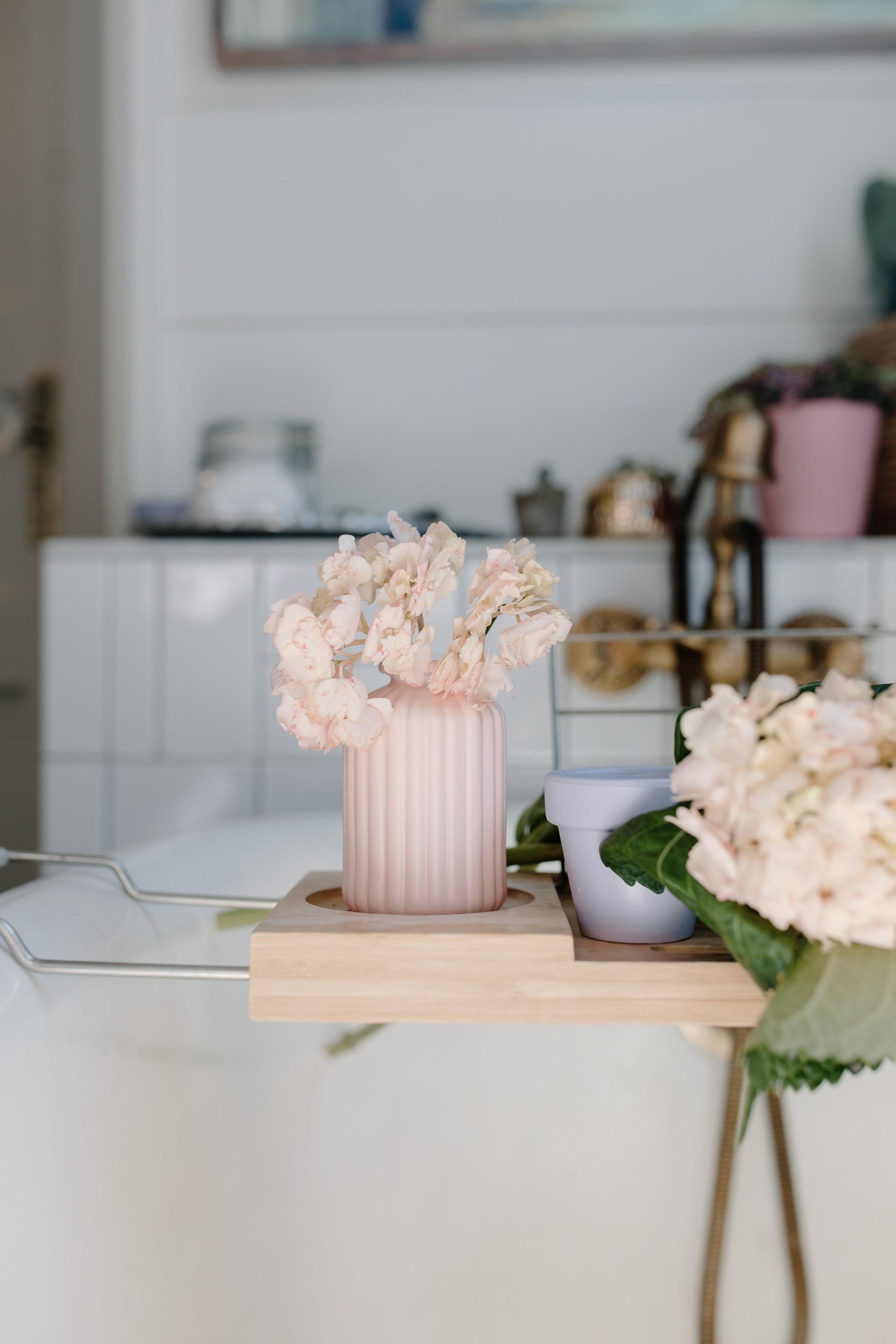 Kwiaty i roślinność w boho aranżacjach ślubnych – od bukietu po stoły