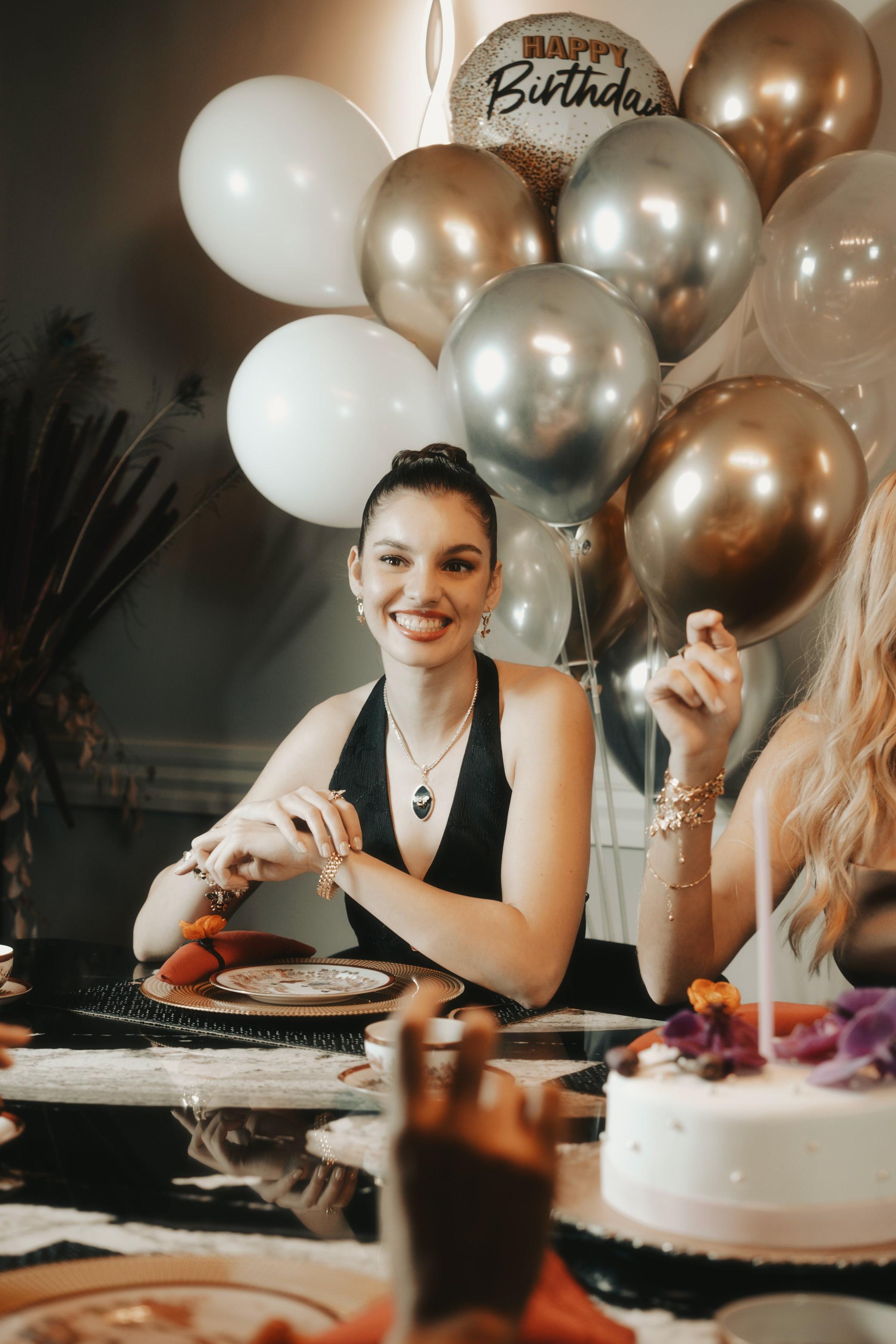 Balony z helem – unoszące się niespodzianki nad stołem z tortem
